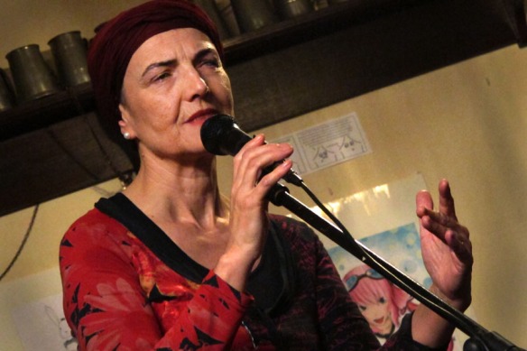 Eva Veiga recitando no Pub Dublín de A Coruña